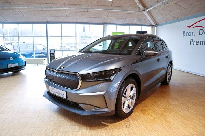 Grå Skoda Enyaq fra 2025 set udefra
