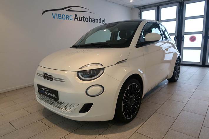 Hvid Fiat 500e fra 2022 set udefra