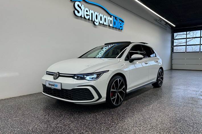 Hvid VW Golf VIII fra 2020 set udefra