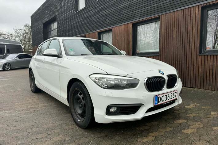 Hvid BMW 120d fra 2016 set udefra