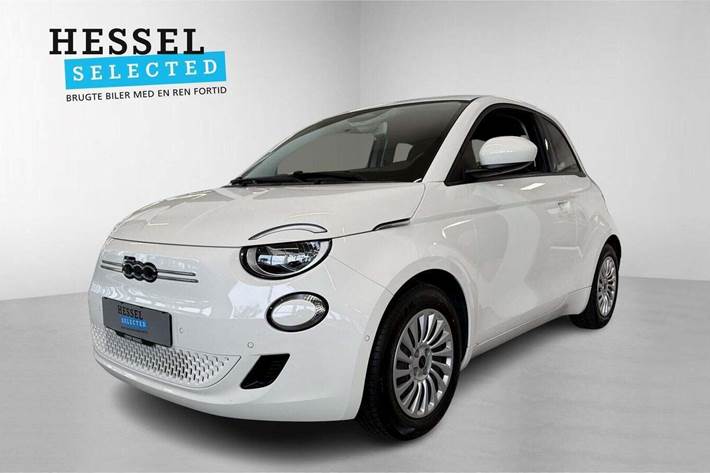 Hvid Fiat 500e fra 2023 set udefra