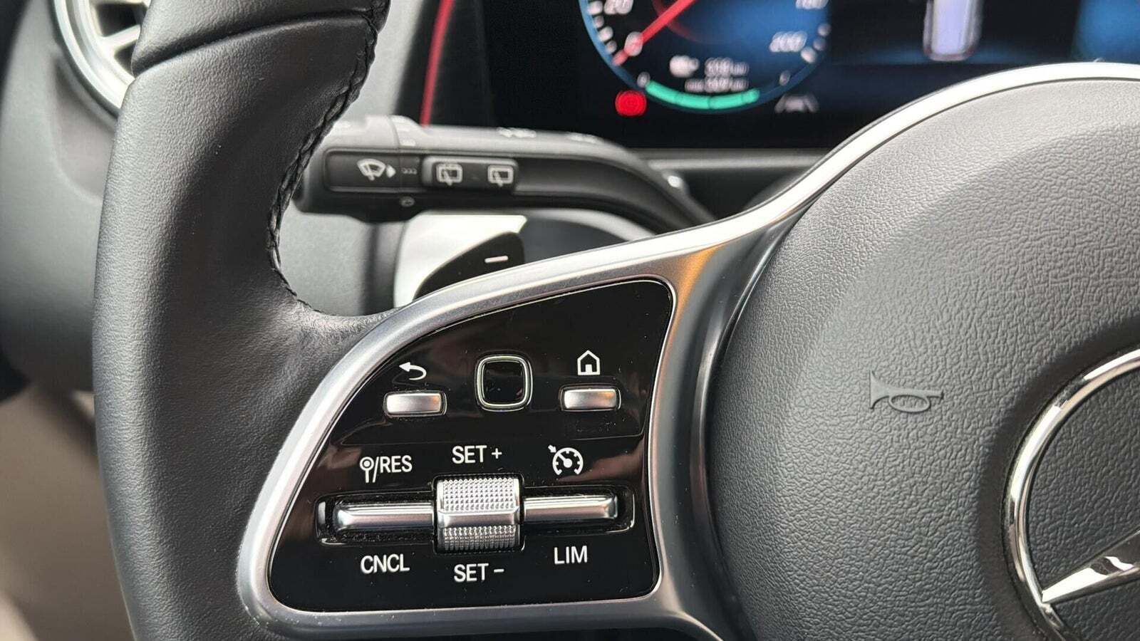 Gul Mercedes EQB250 fra 2023