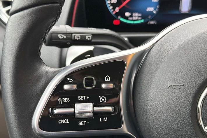 Gul Mercedes EQB250 fra 2023