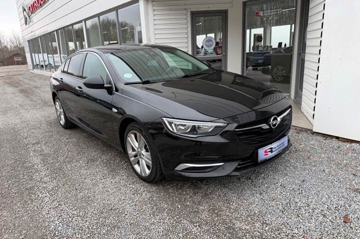 Sort Opel Insignia fra 2018 set udefra