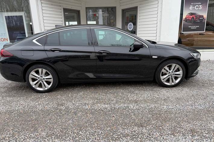 Sort Opel Insignia fra 2018