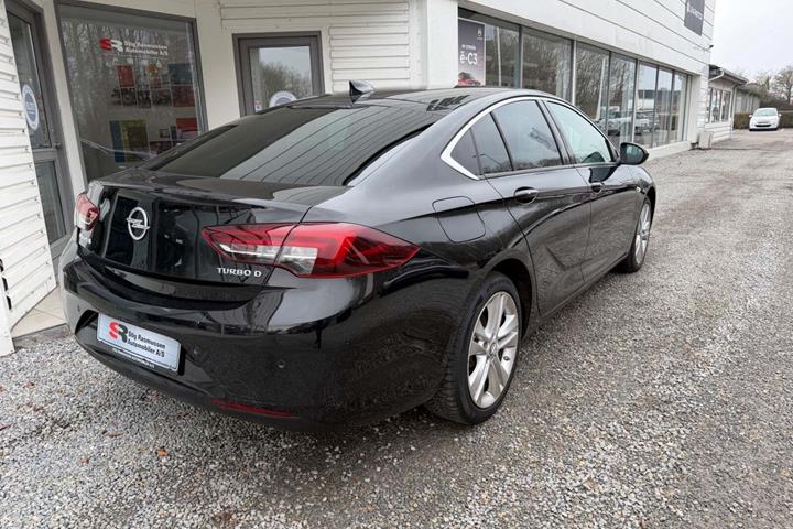 Sort Opel Insignia fra 2018