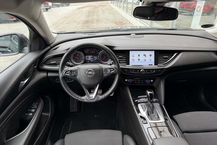 Sort Opel Insignia fra 2018