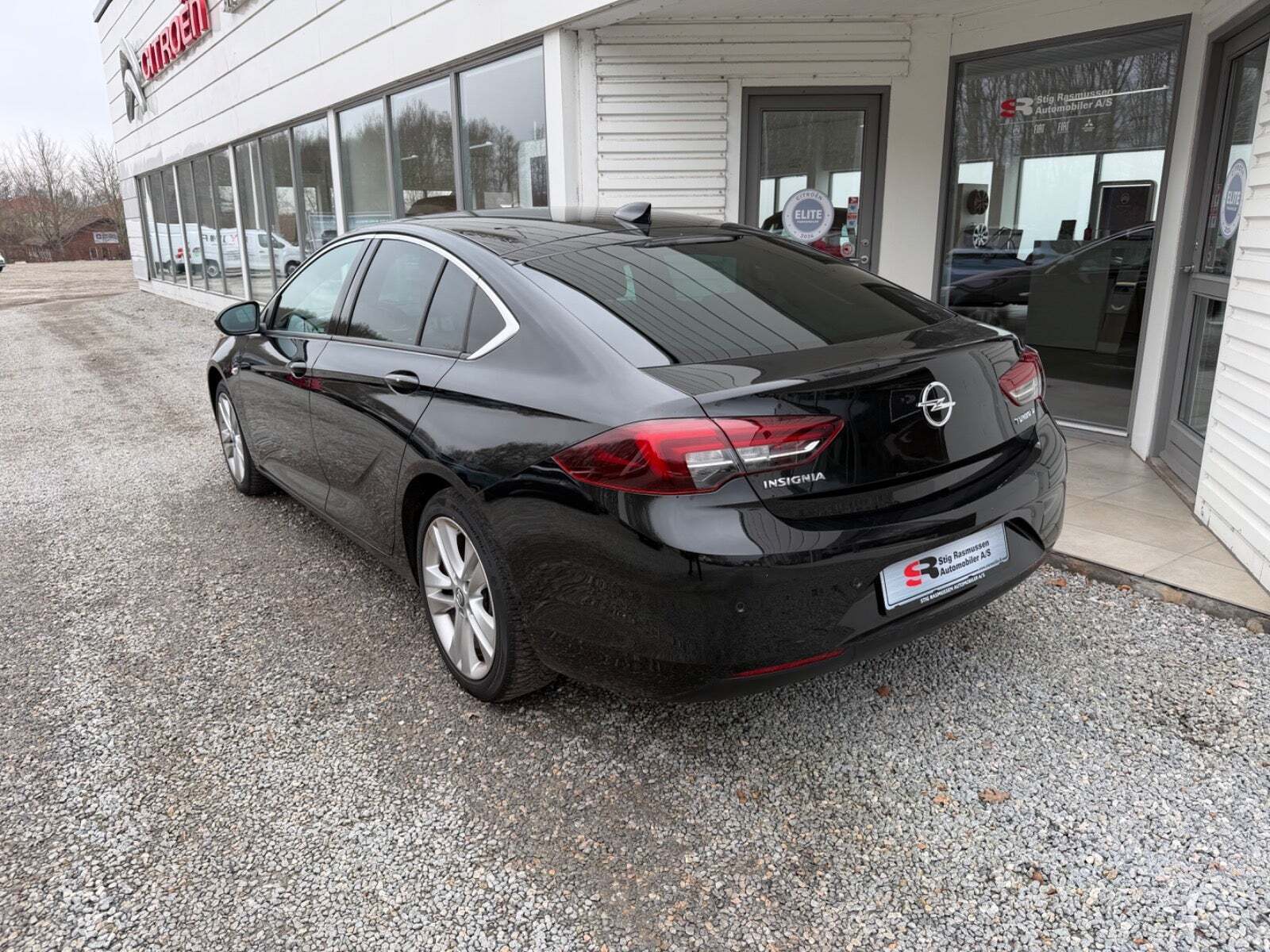 Sort Opel Insignia fra 2018