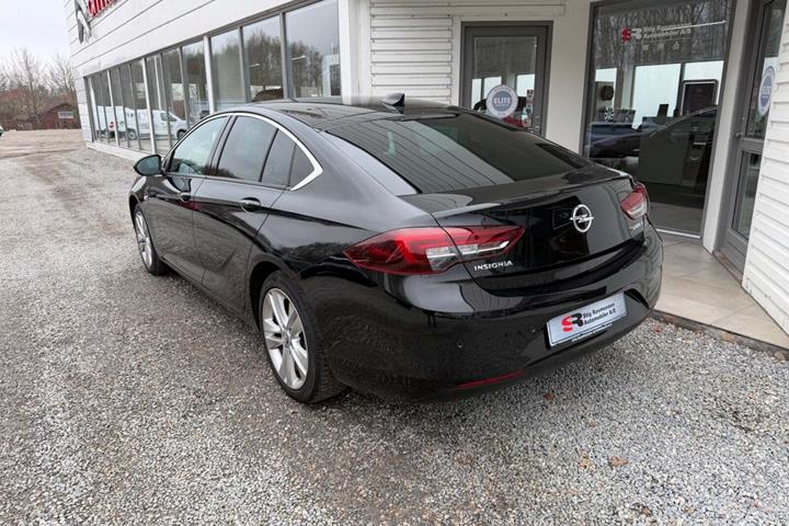 Sort Opel Insignia fra 2018
