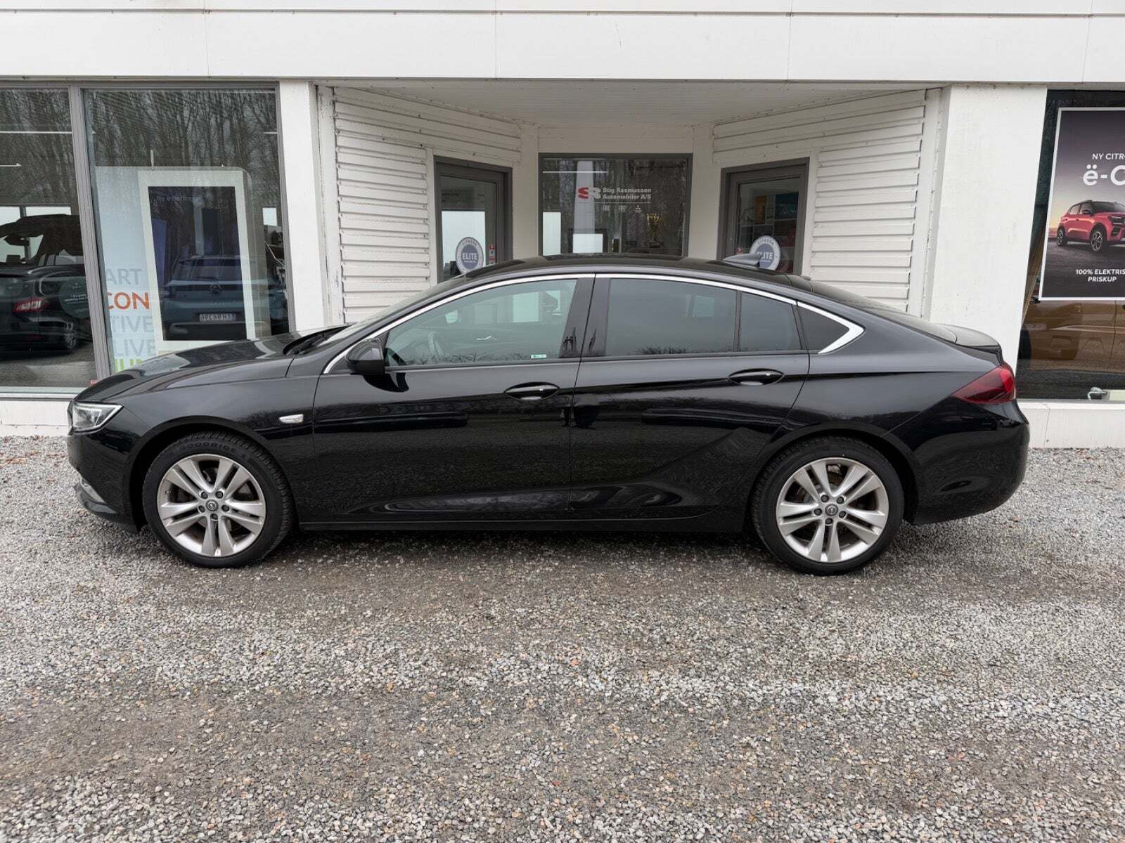 Sort Opel Insignia fra 2018