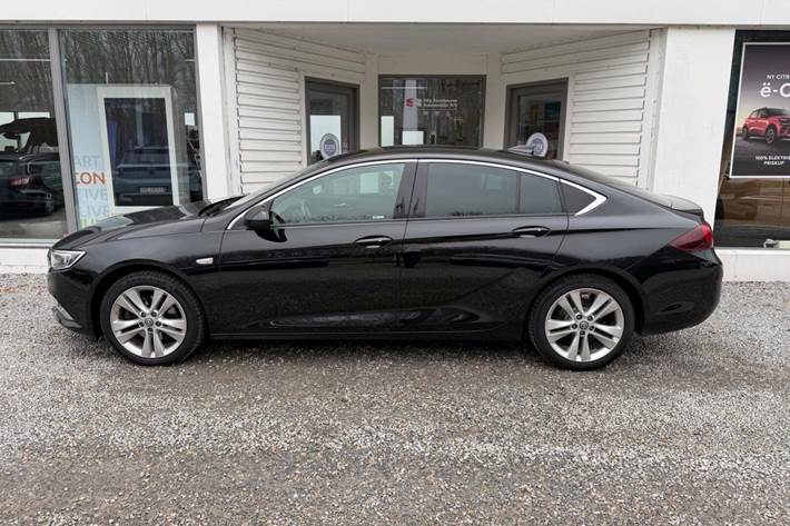 Sort Opel Insignia fra 2018