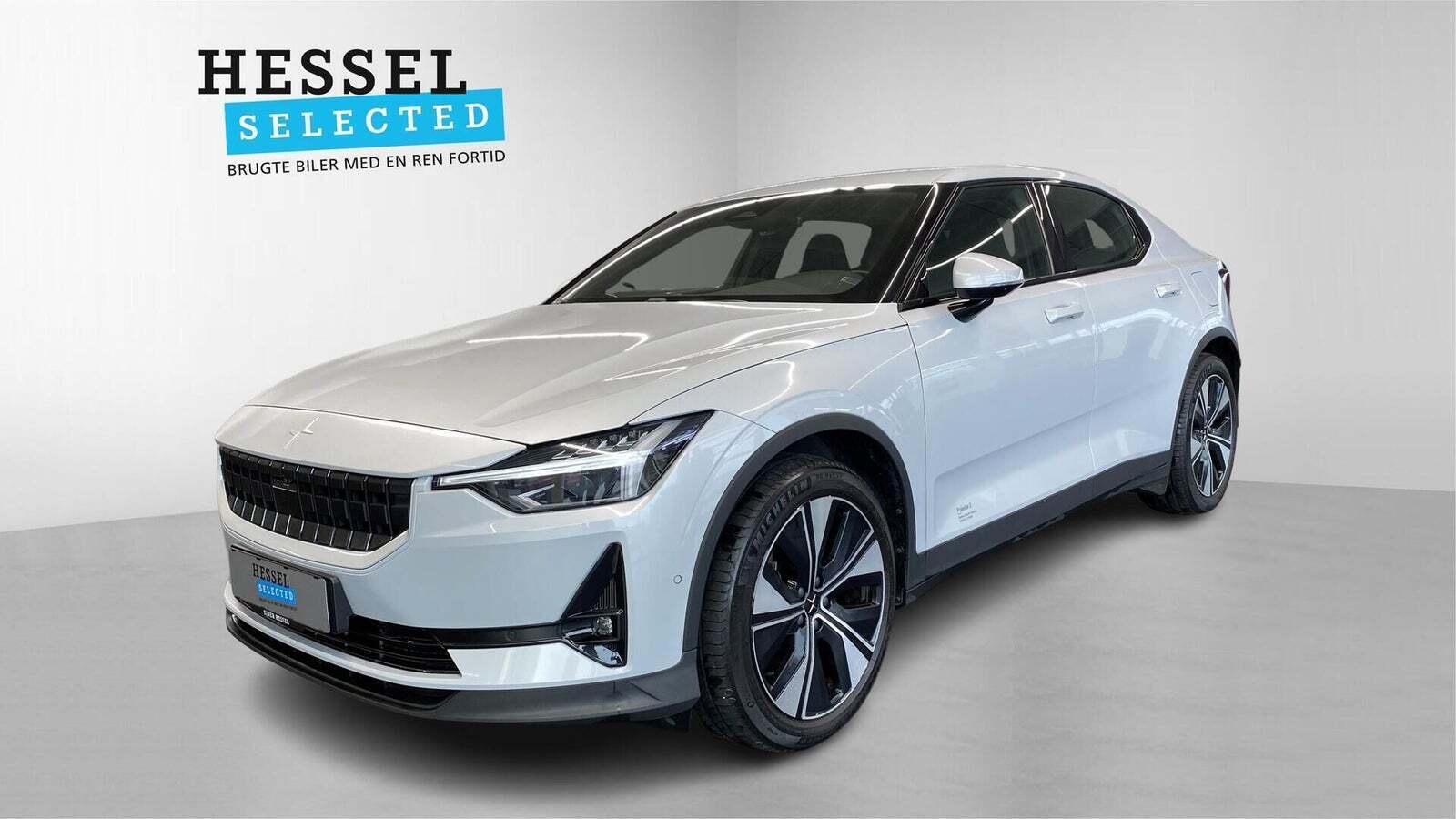 Hvid Polestar 2 fra 2023 set udefra