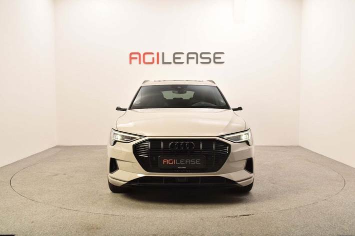 Beige Audi e-tron fra 2019
