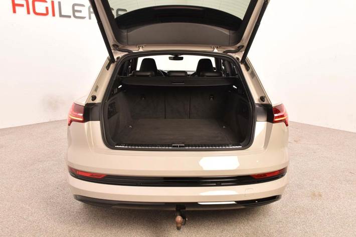Beige Audi e-tron fra 2019