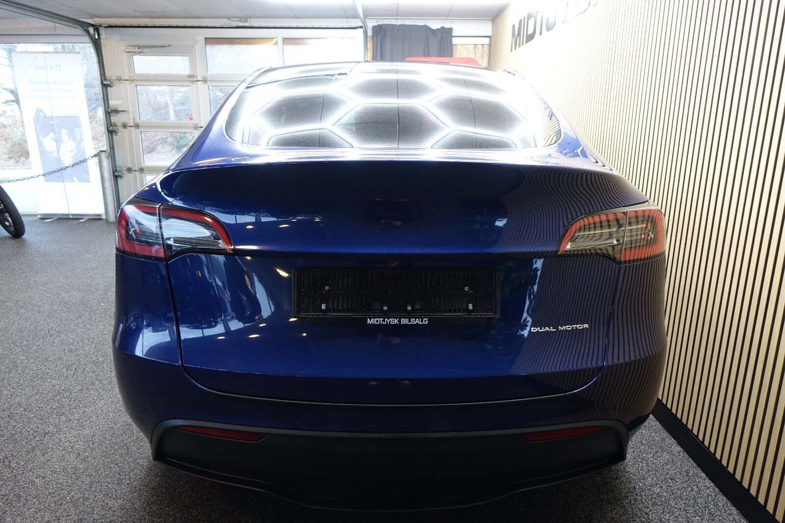 Blå Tesla Model Y fra 2022