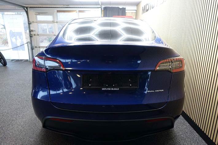 Blå Tesla Model Y fra 2022