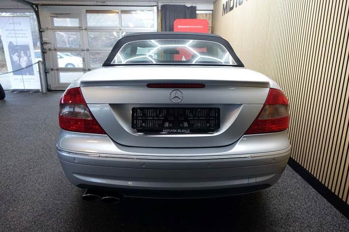 Sølv Mercedes CLK280 fra 2008 set udefra