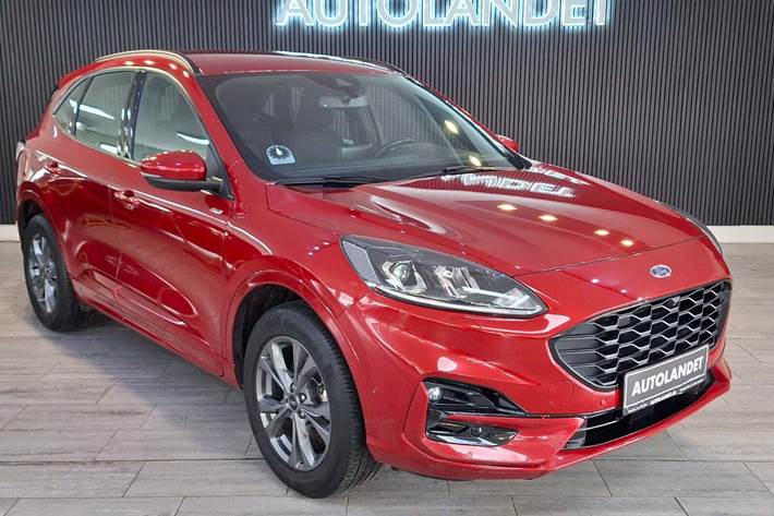 Rød Ford Kuga fra 2022 set udefra