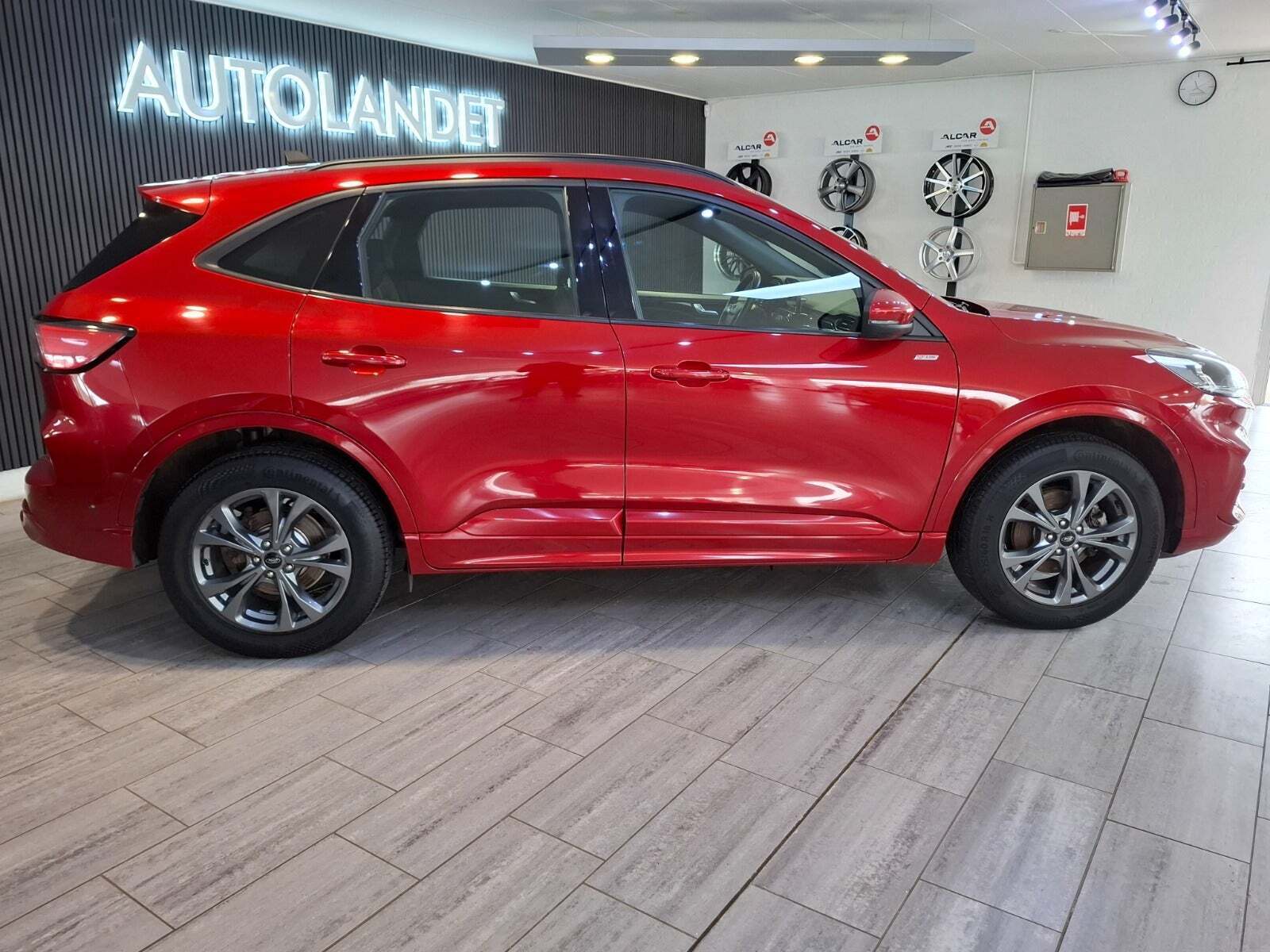 Rød Ford Kuga fra 2022