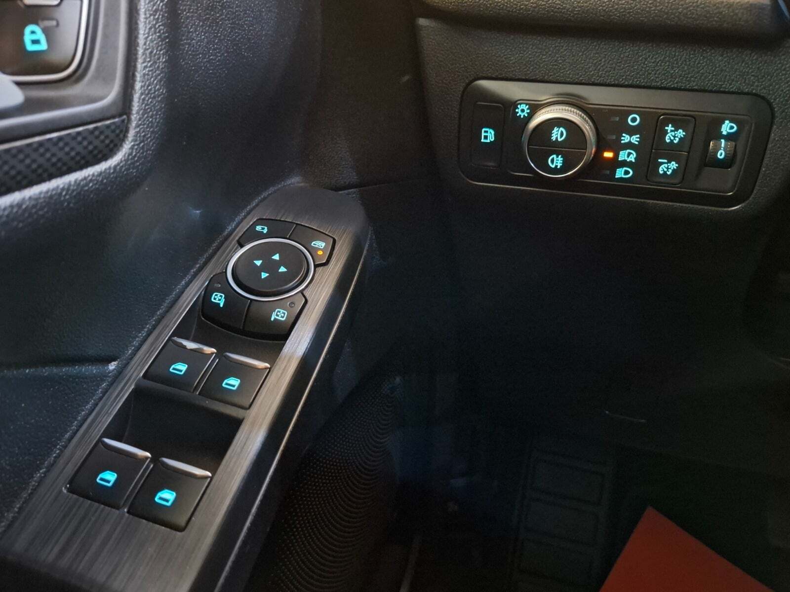Rød Ford Kuga fra 2022