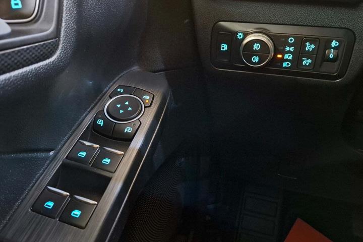 Rød Ford Kuga fra 2022