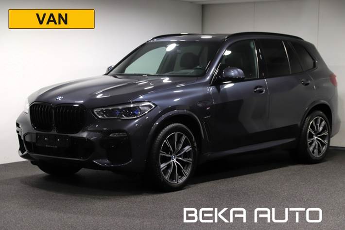 Grå BMW X5 fra 2021 set udefra