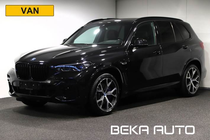 Sort BMW X5 fra 2023 set udefra