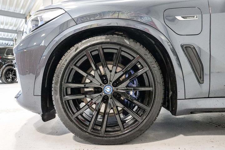 Grå BMW X5 fra 2022