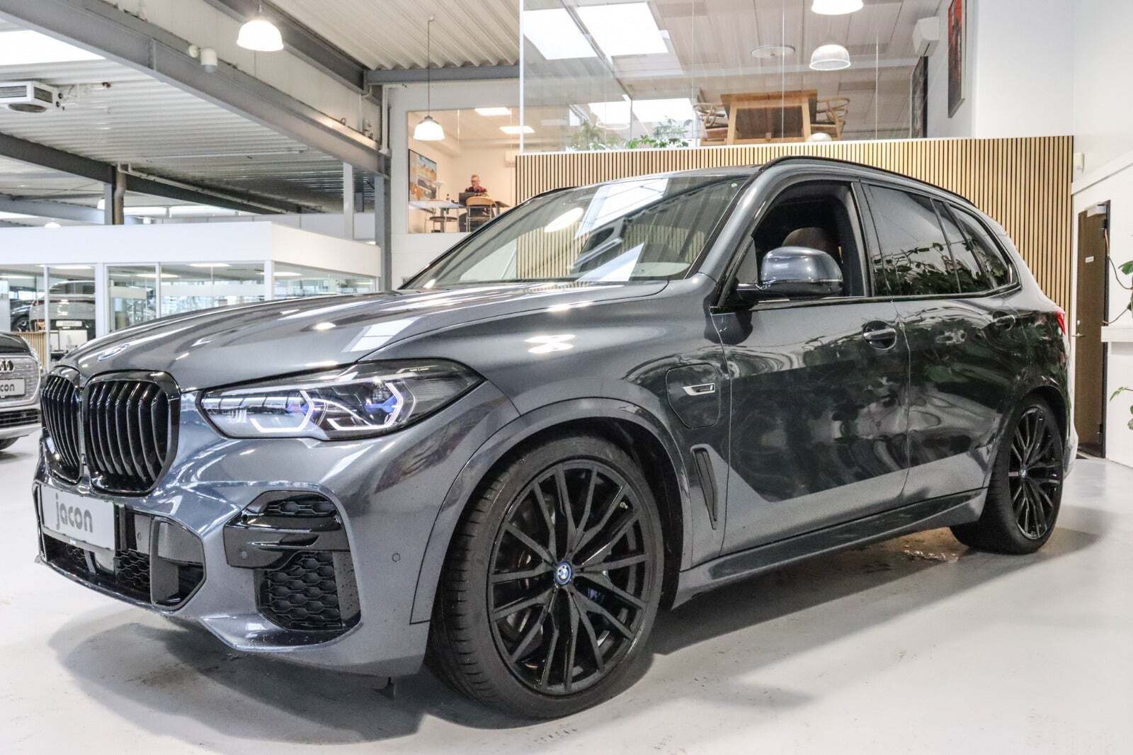 Grå BMW X5 fra 2022