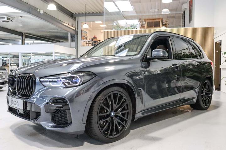 Grå BMW X5 fra 2022