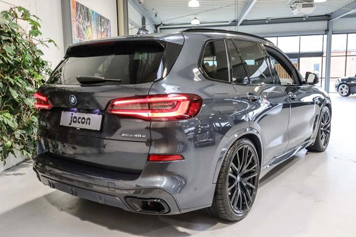 Grå BMW X5 fra 2022