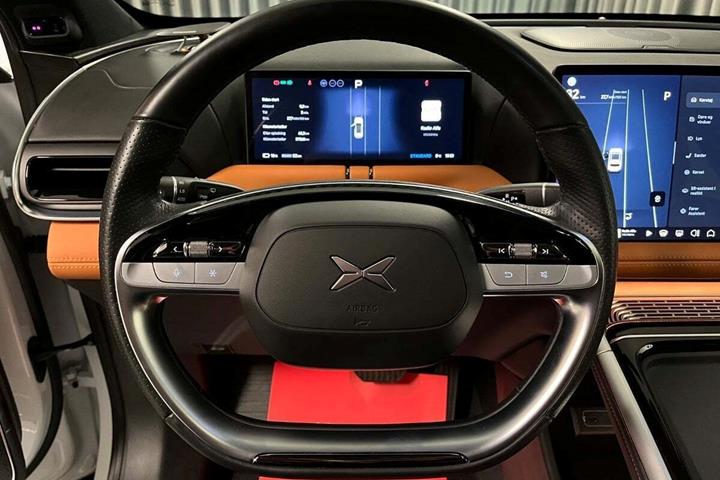 Hvid Xpeng G9 fra 2024