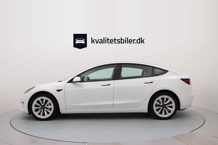 Hvid Tesla Model 3 fra 2022