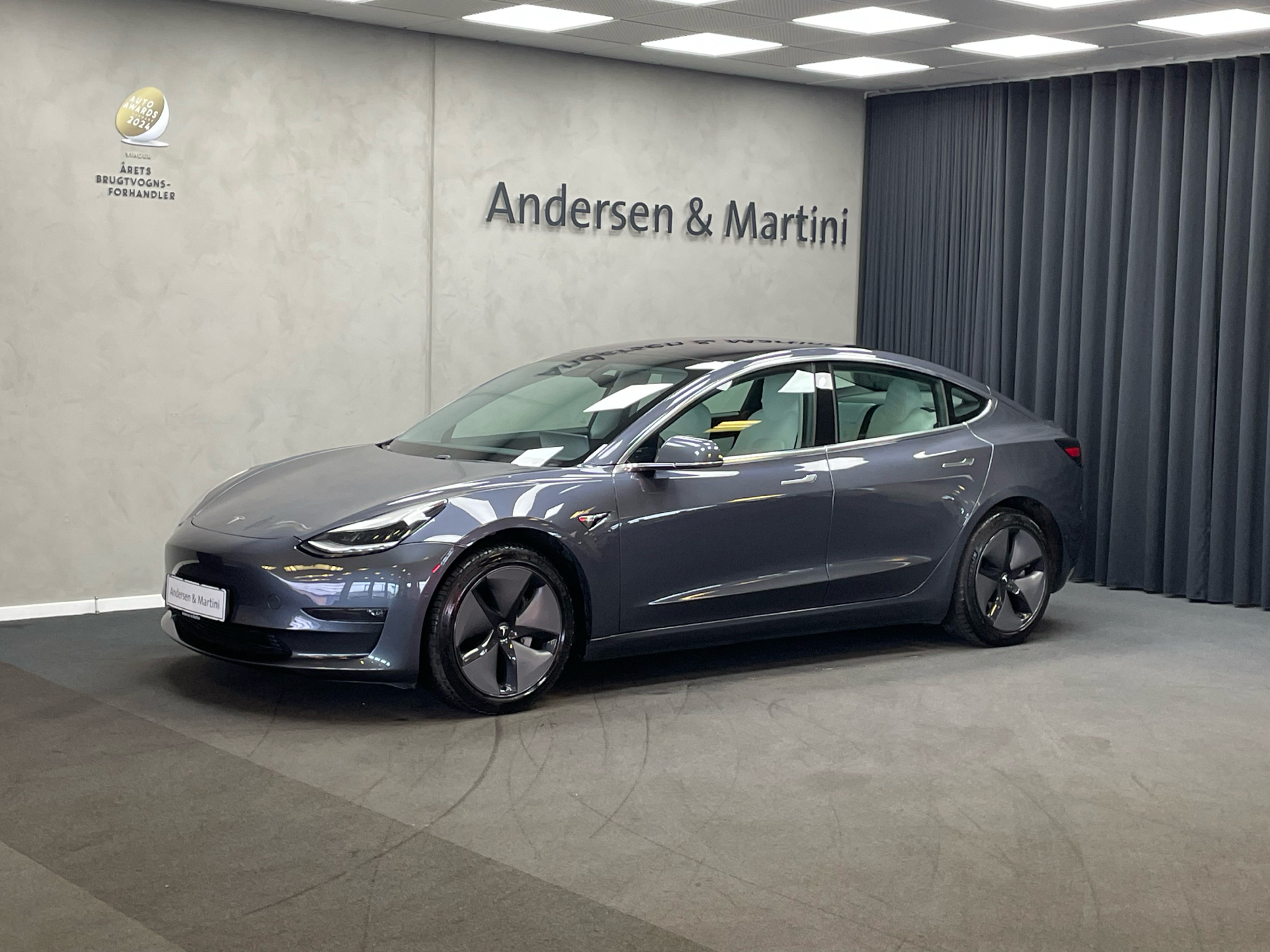 Grå Tesla Model 3 fra 2019