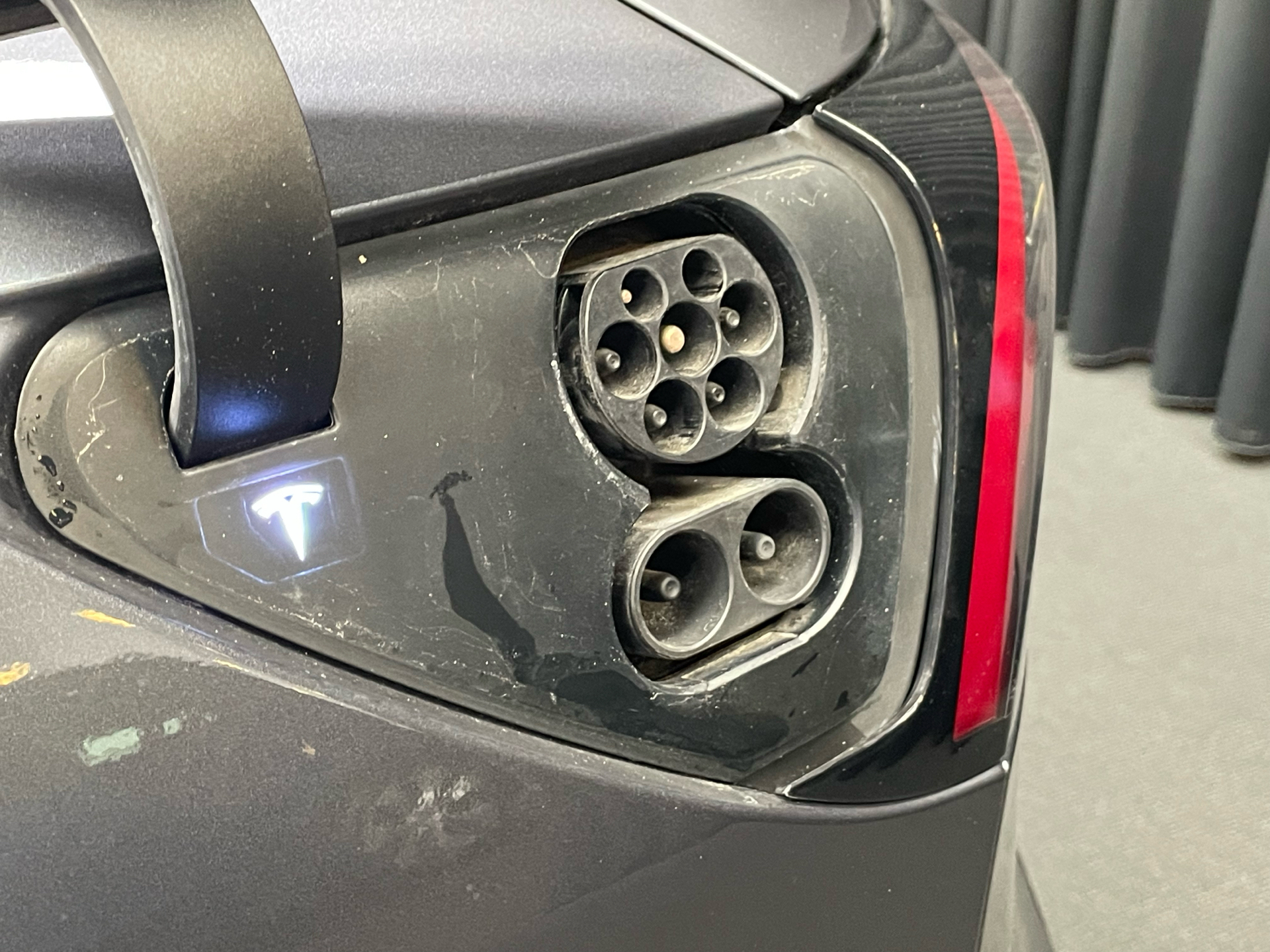 Grå Tesla Model 3 fra 2019