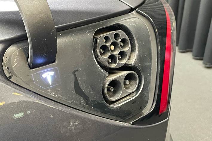 Grå Tesla Model 3 fra 2019