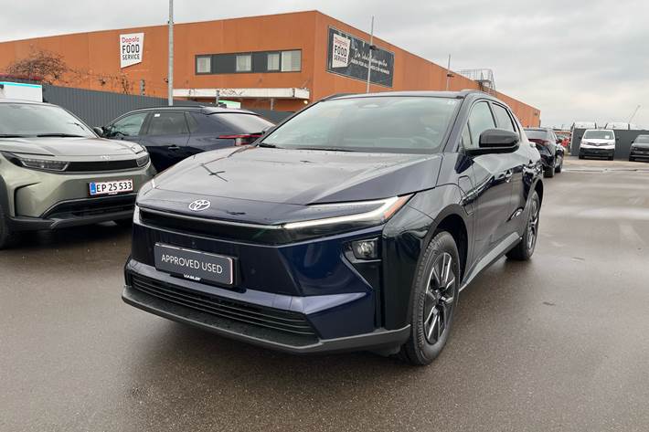 Blå Toyota bZ4X SUV fra 2026 set udefra