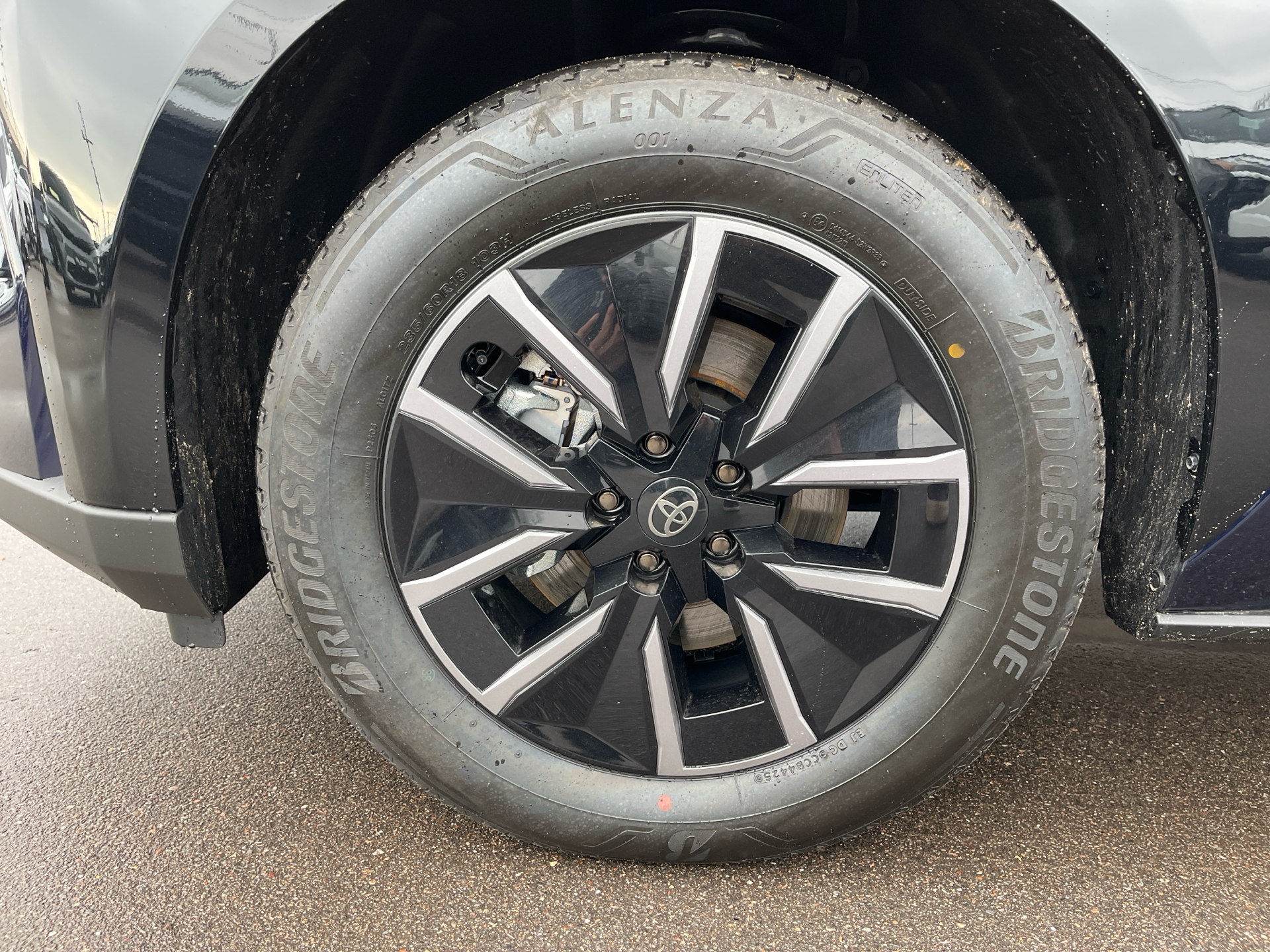 Blå Toyota bZ4X SUV fra 2026