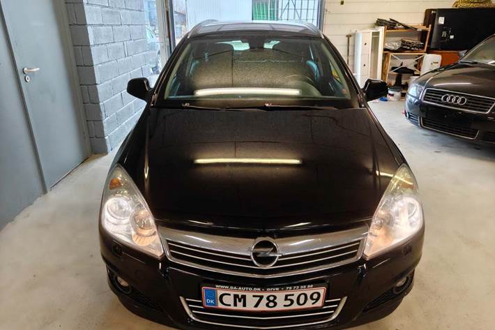 Gul Opel Astra fra 2010