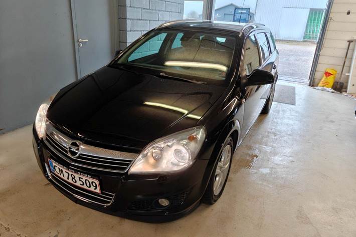 Gul Opel Astra fra 2010