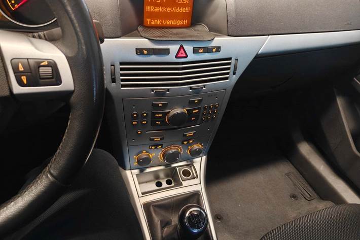 Gul Opel Astra fra 2010