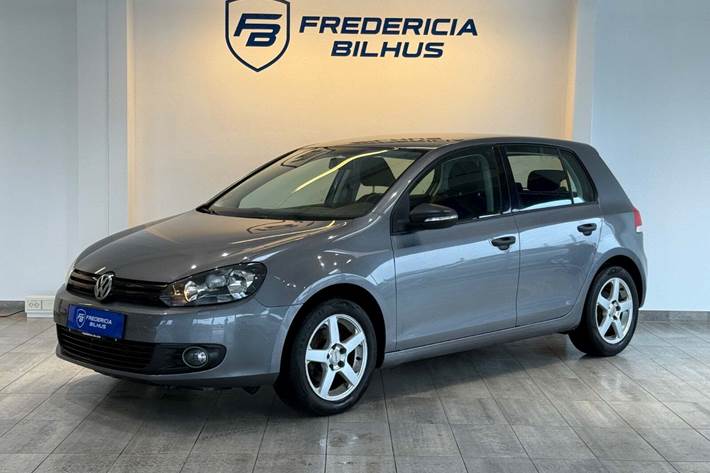 Grå VW Golf VI fra 2010 set udefra