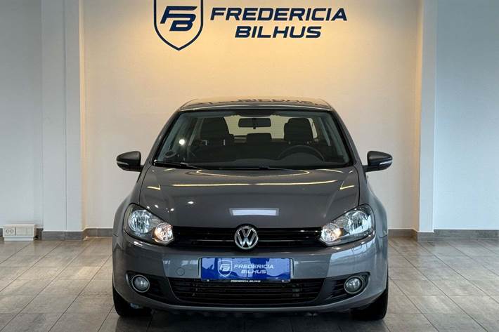 Grå VW Golf VI fra 2010