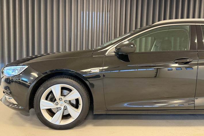 Sort Opel Insignia fra 2019