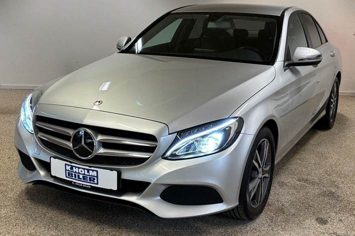 Sølv Mercedes C220 d fra 2018 set udefra
