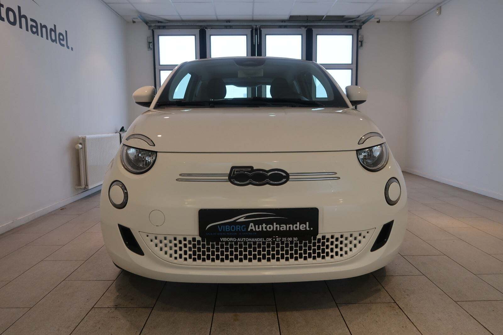 Hvid Fiat 500e fra 2023