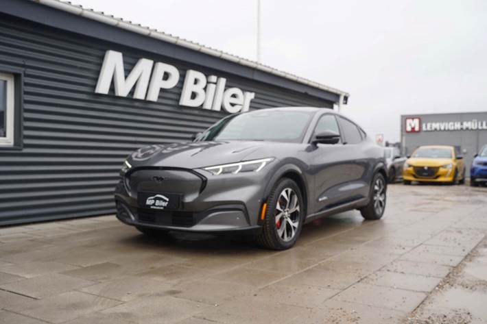 Grå Ford Mustang Mach-E fra 2024 set udefra