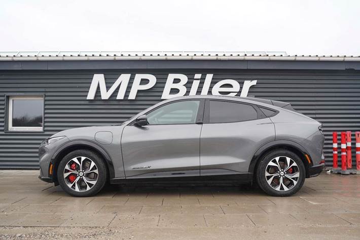 Grå Ford Mustang Mach-E fra 2024