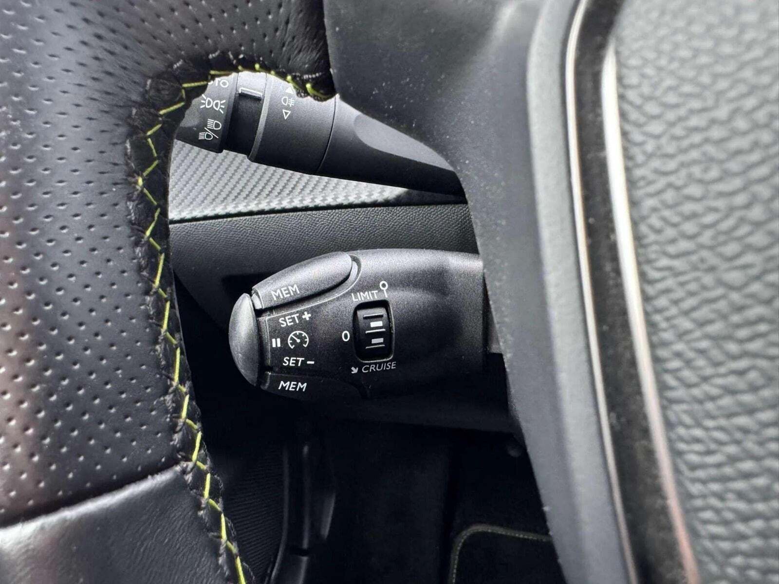 Gul Peugeot e-208 fra 2020