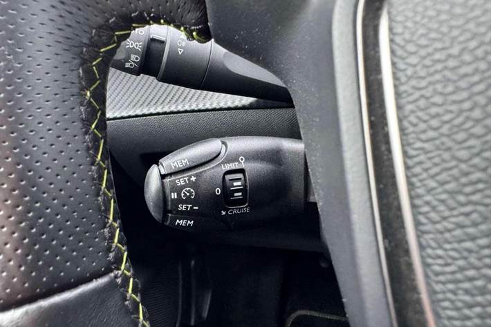 Gul Peugeot e-208 fra 2020